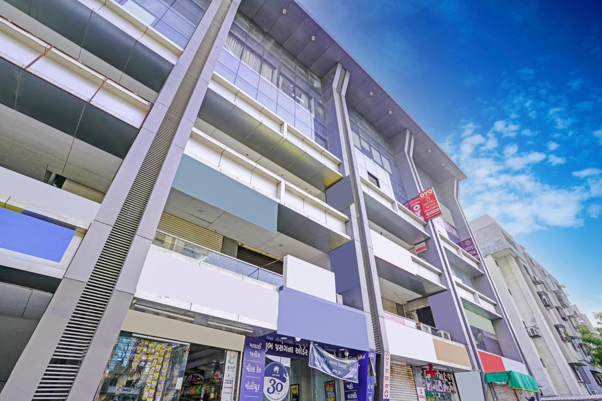 Hotel O Nova Rooms Surat Exterior foto