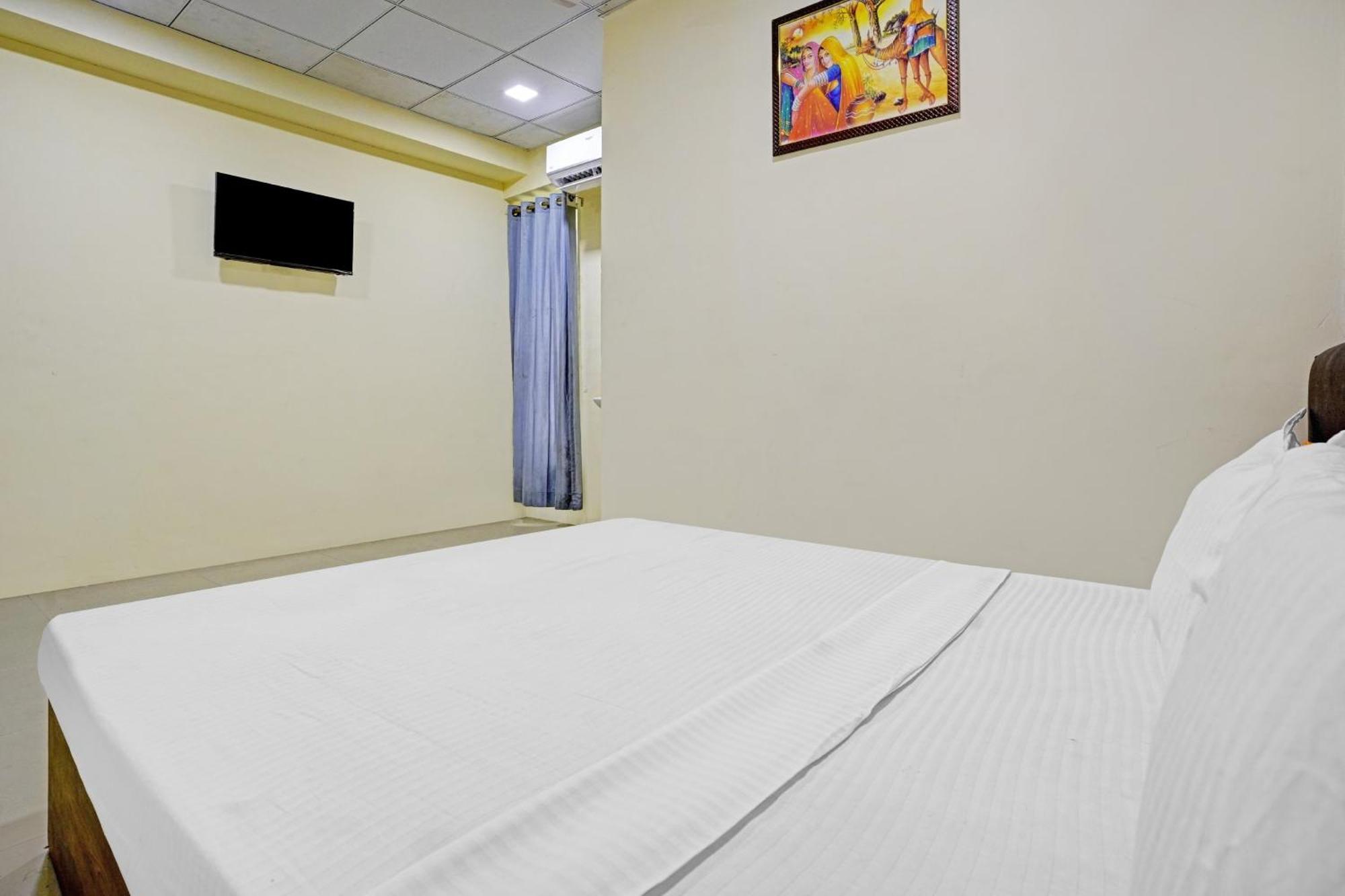 Hotel O Nova Rooms Surat Exterior foto